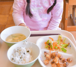 女の子と給食の写真